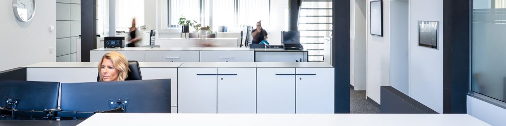 Eingangsbereich von Aberle, Mitarbeitende sind am Arbeiten – Karriere bei Aberle